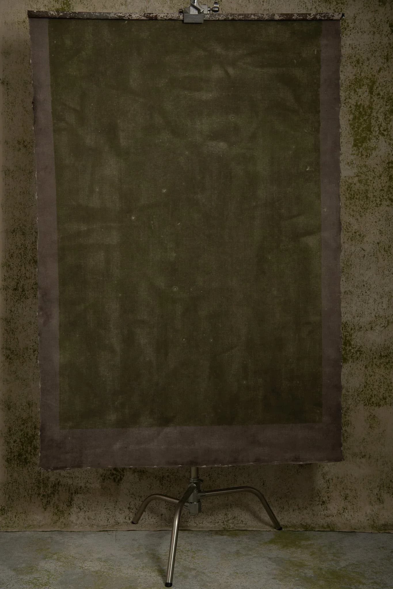 Dark olive medium sanded texture with "polaroid" frame around 122x180 cm 02230424