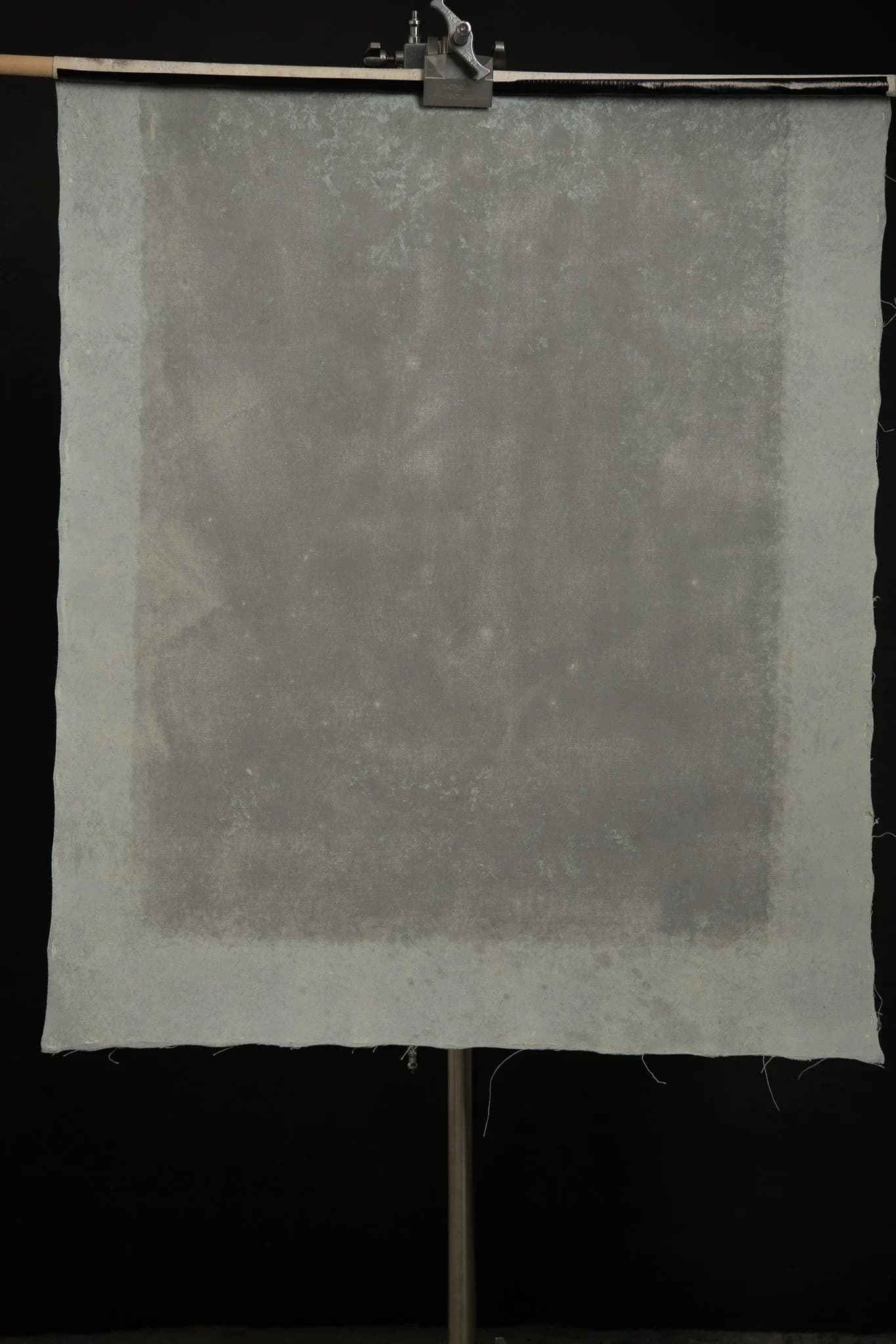 Cold Grey medium sanded texture with "polaroid" frame around 90x115 cm 00310524