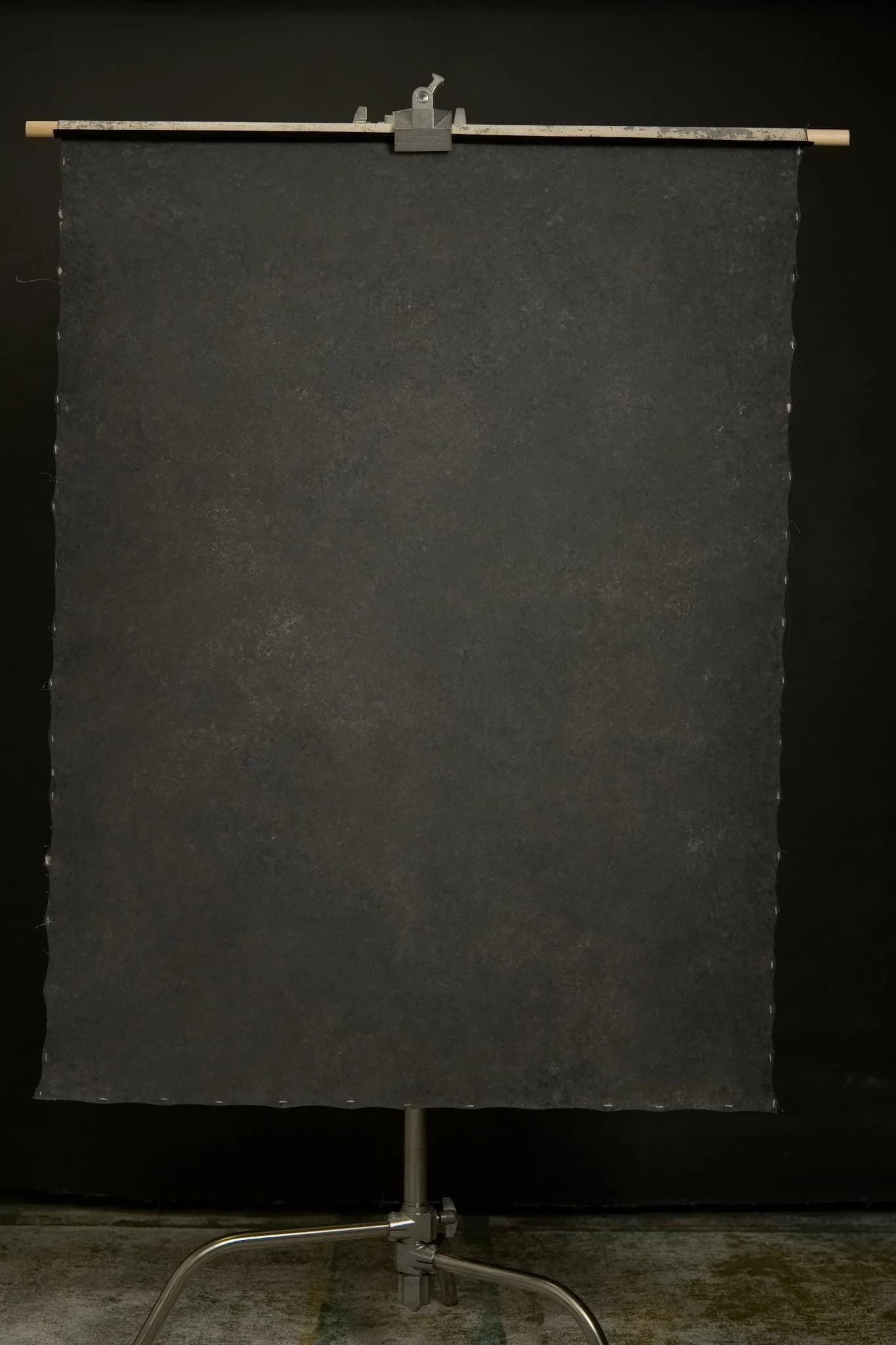 Medium to dark grey medium to low texture 100x135 cm 7120526