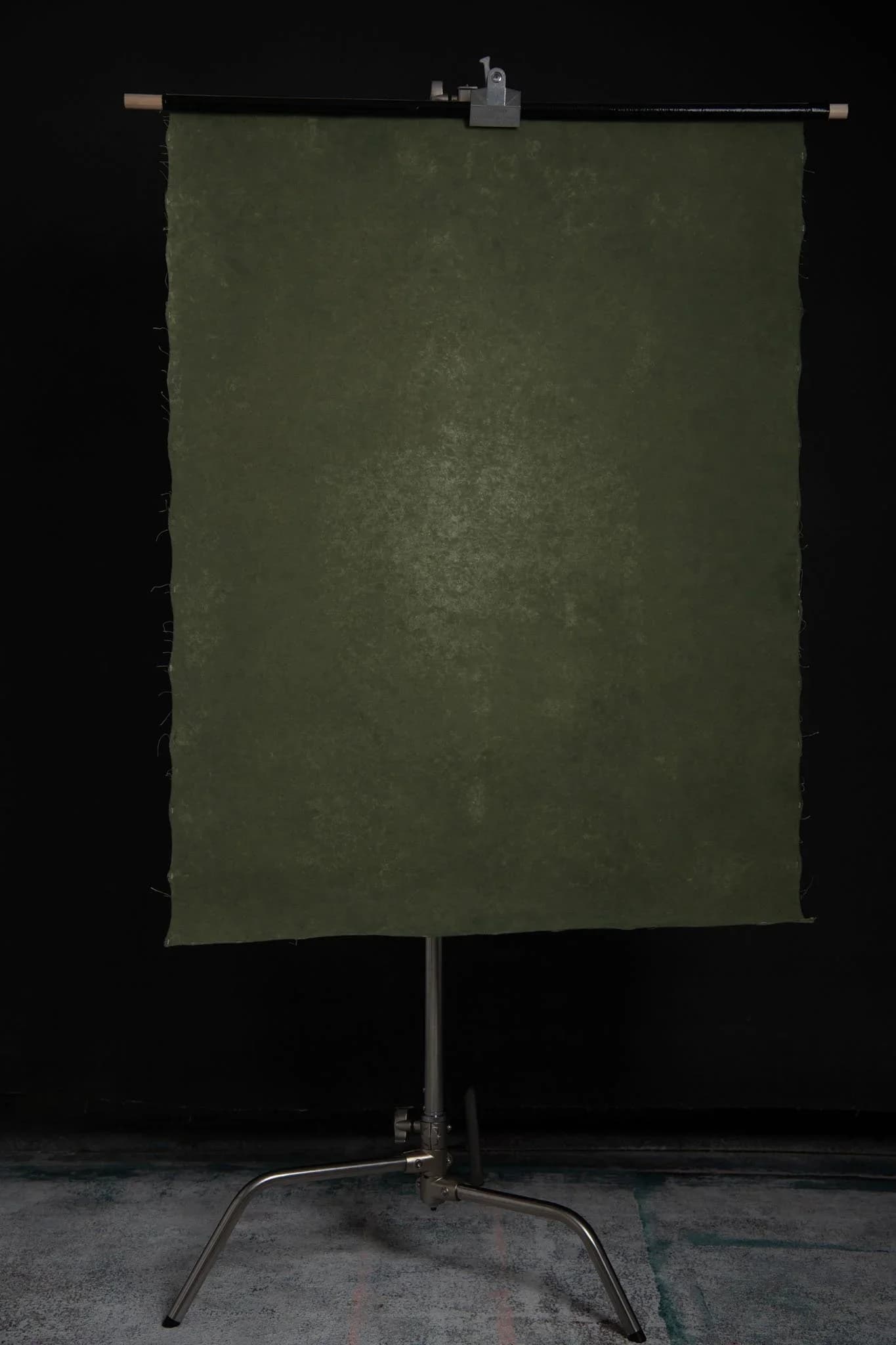 Double-sided olive green portrait photography backdrop. 100x135 5150223