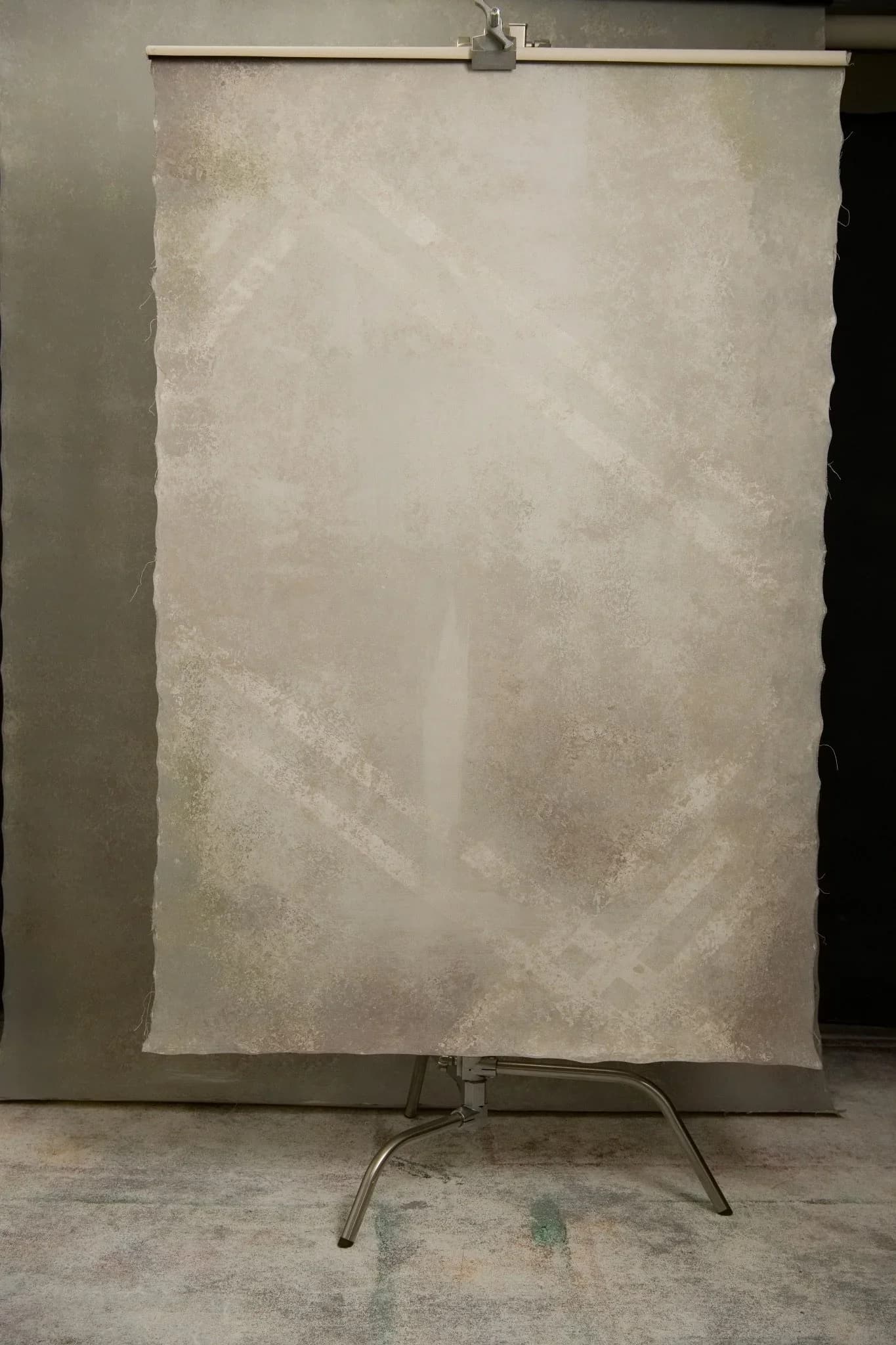 Light Grey Hand Painted Canvas Backdrop with Line Texture for Photographers. 122xx180cm (2810226)