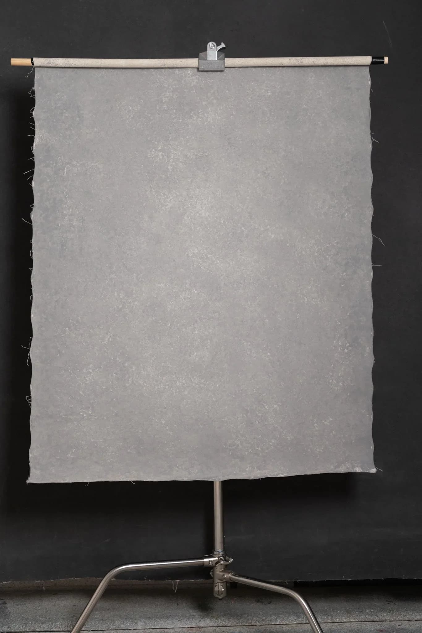Light grey medium to low texture 100x135 cm 613622