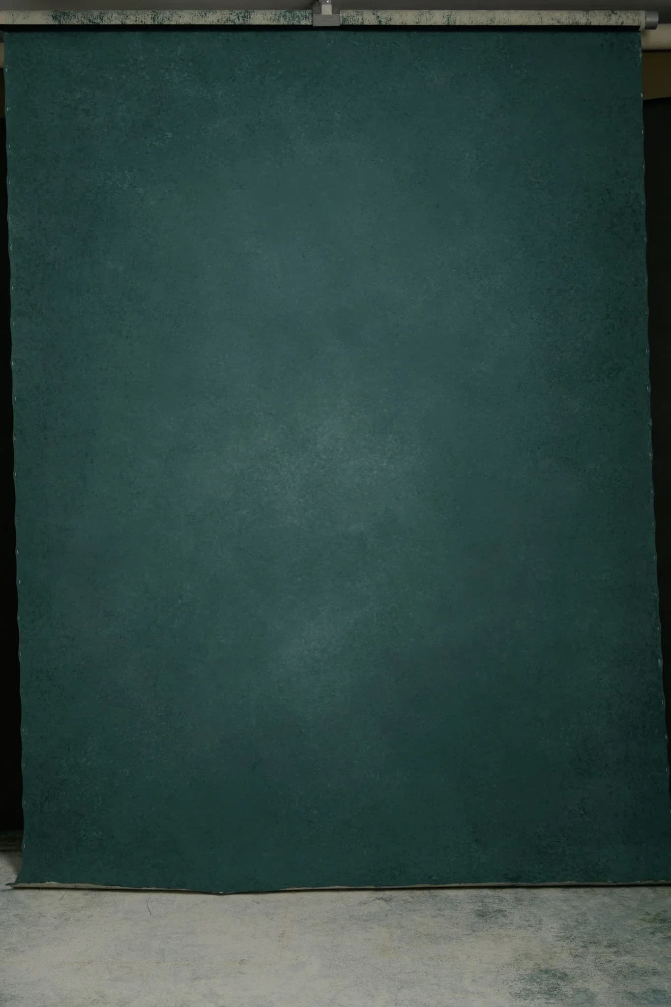 Medium texture hand painted canvas backdrop for photographers in sage Green 180x270cm. SK0006