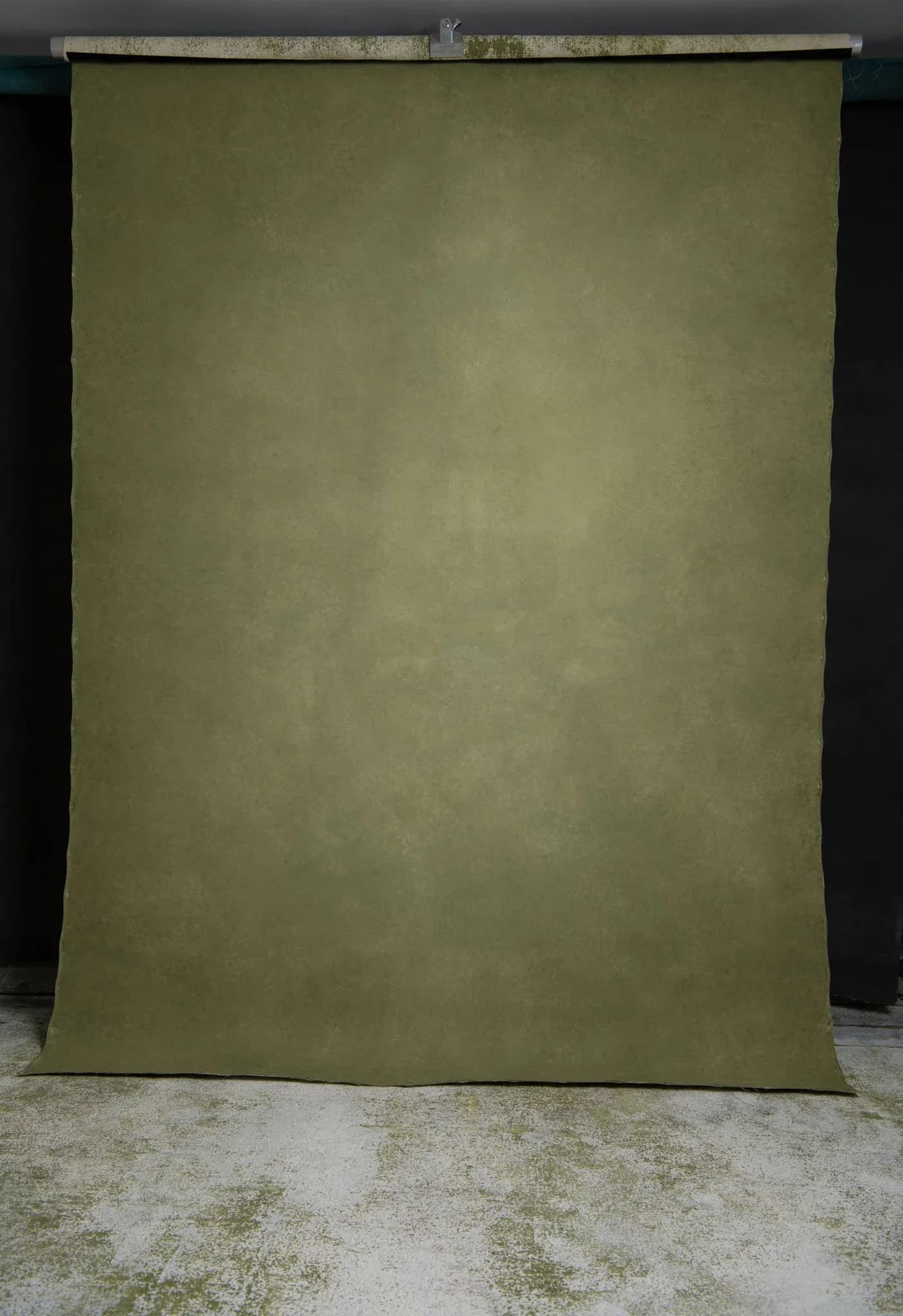 Olive hand painted canvas backdrop with beautifull sanded texture 180x270cm 117622